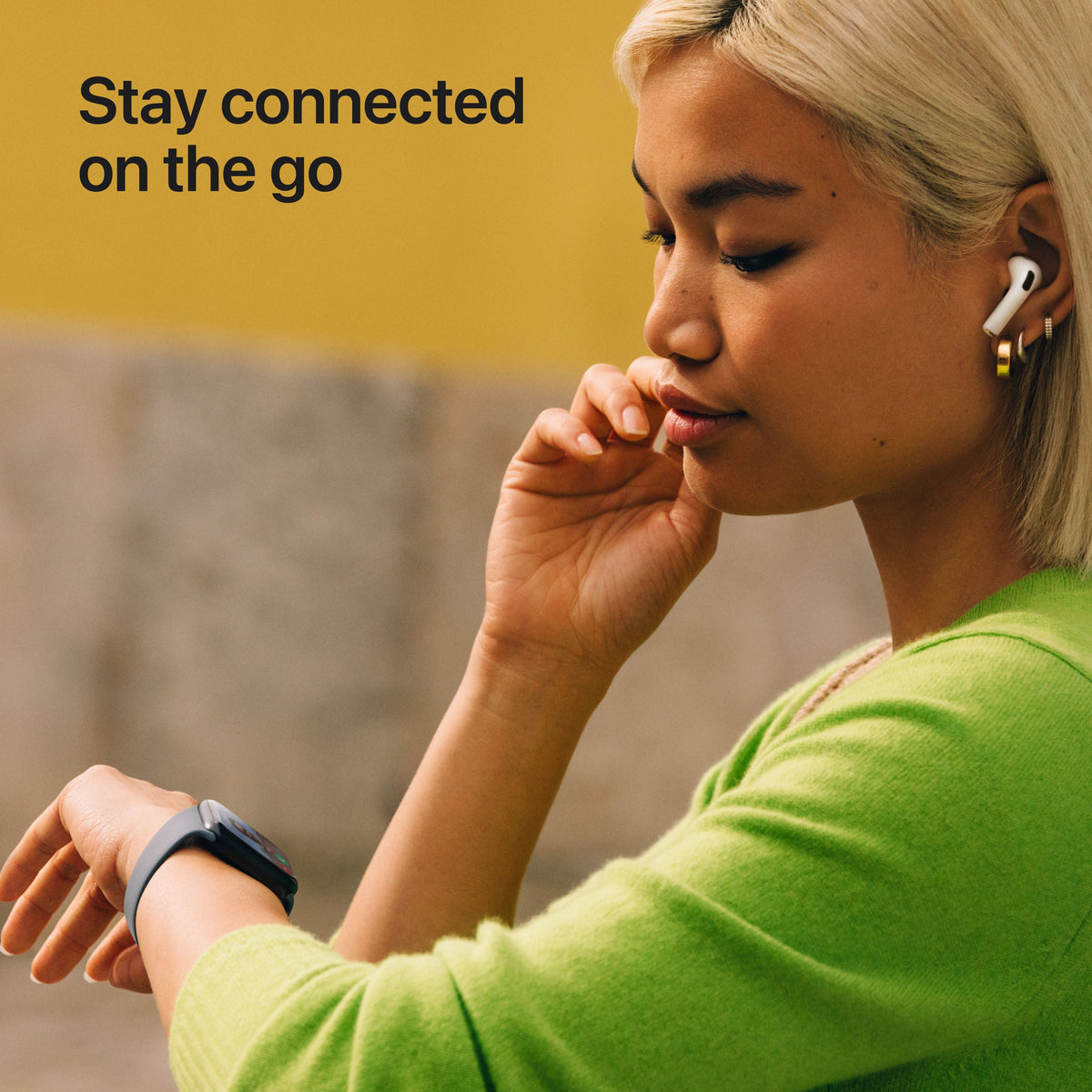 Apple Watch SE 3 (GPS) مقاس 44 مم، هيكل من الألومنيوم باللون ستارلايت مع سوار Sport باللون ستارلايت M/L