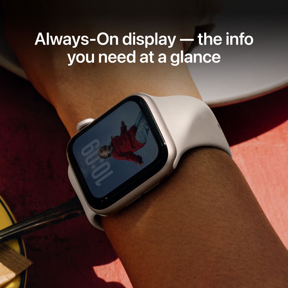 Apple Watch SE 3 (GPS) مقاس 44 مم، هيكل من الألومنيوم باللون ستارلايت مع سوار Sport باللون ستارلايت M/L